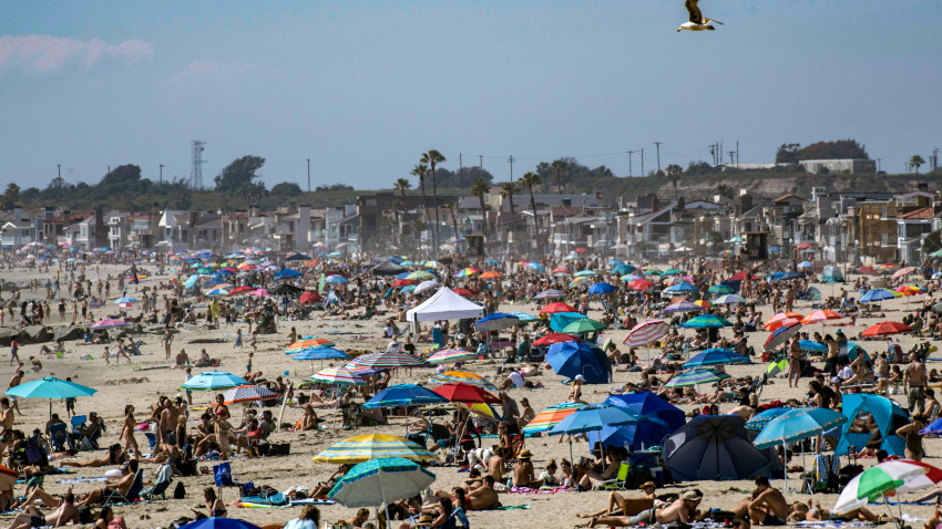 Votan para mantener abierta la playa de Newport Beach