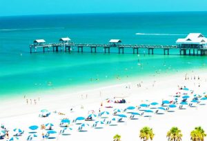 La decisión de reabrir las playas de Florida atrae la atención y el escrutinio de los medios nacionales