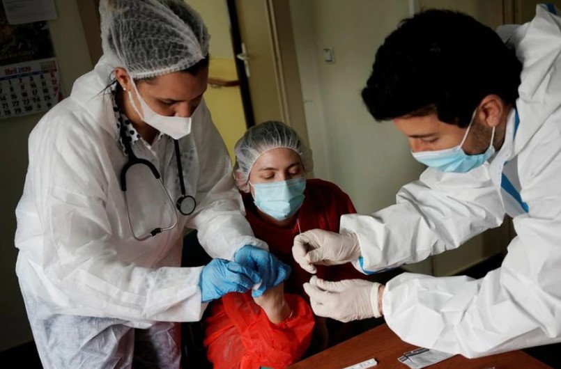 Muertes por coronavirus bajaron de nuevo en España, junto a los nuevos casos