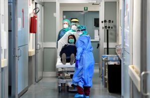 Pacientes en Italia que estaban al borde de la muerte se salvaron gracias al “plasma convaleciente”