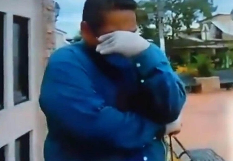 Periodista rompió en llanto en vivo mientras reportaba dura situación de Ecuador con el COVID-19 (VIDEO)