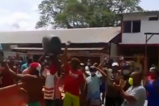 En Video: Enardecidos y sin miedo pescadores en Sucre exigen gasolina al régimen de Maduro #25Abr