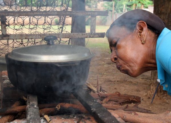 Con la bombona de gas a 200.000 bolívares venezolanos se ven obligados a cocinar con leña