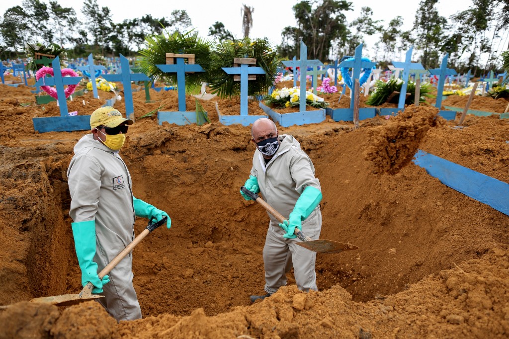 Muertes y contagios por coronavirus en Brasil no frenan su marcha