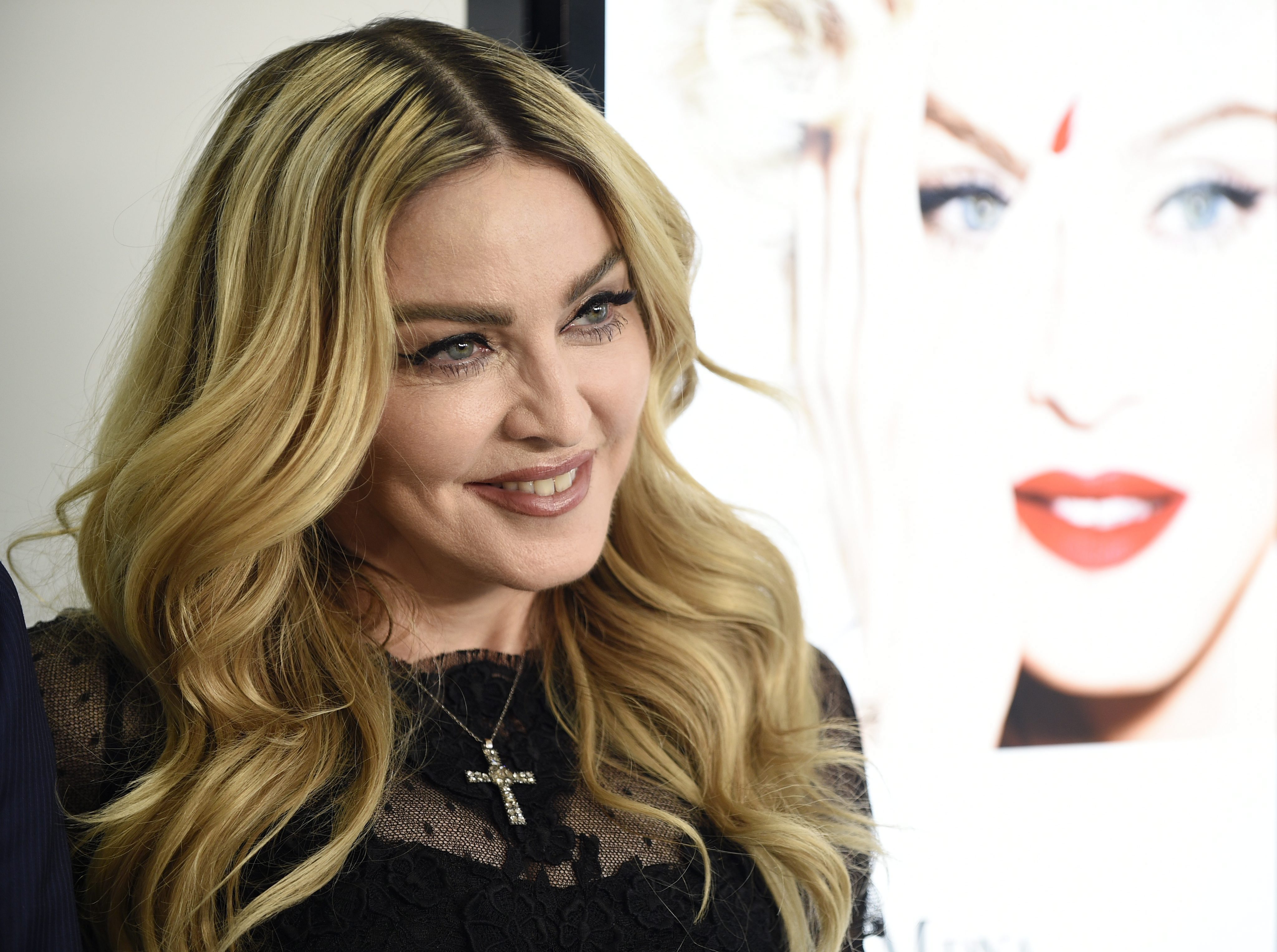 Madonna, curada de coronavirus, se pasea en moto por Lisboa (Video)