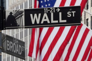 Wall Street abrió en números rojos por temores de la nueva cepa del coronavirus