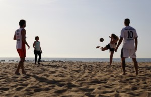 Barcelona reabre las playas mientras en España se miden salir del confinamiento