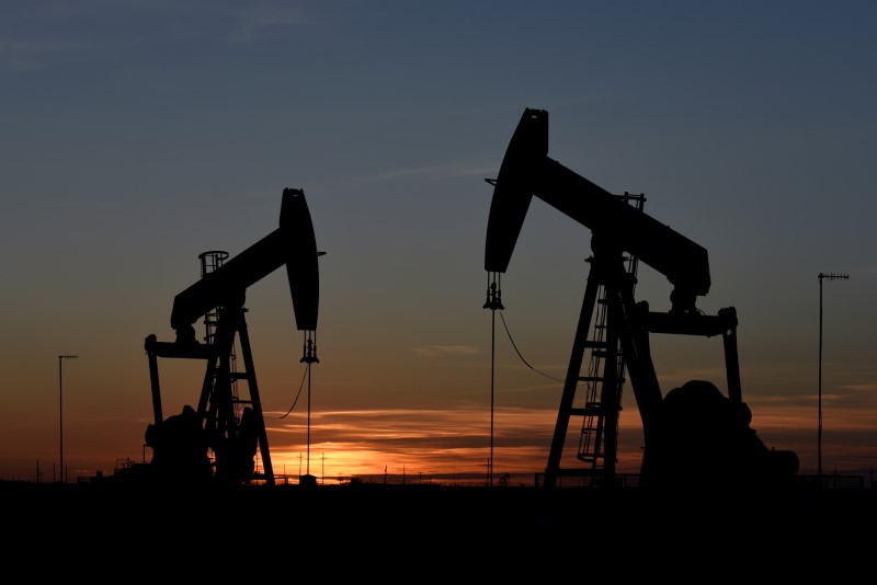 Petróleo baja tras ligera alza en las reservas en EEUU