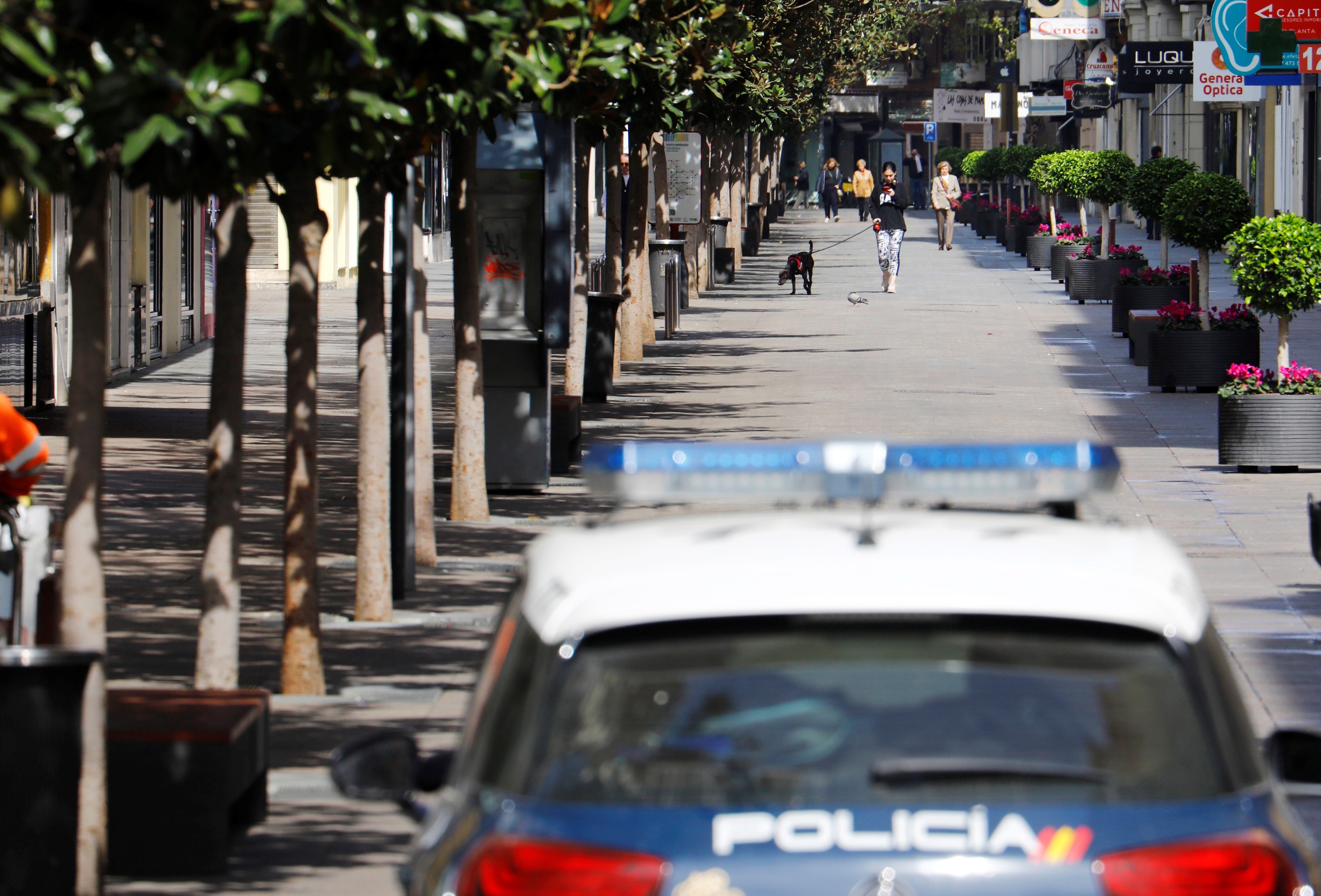 Policía española investiga una fiesta con un turista extranjero con Covid-19