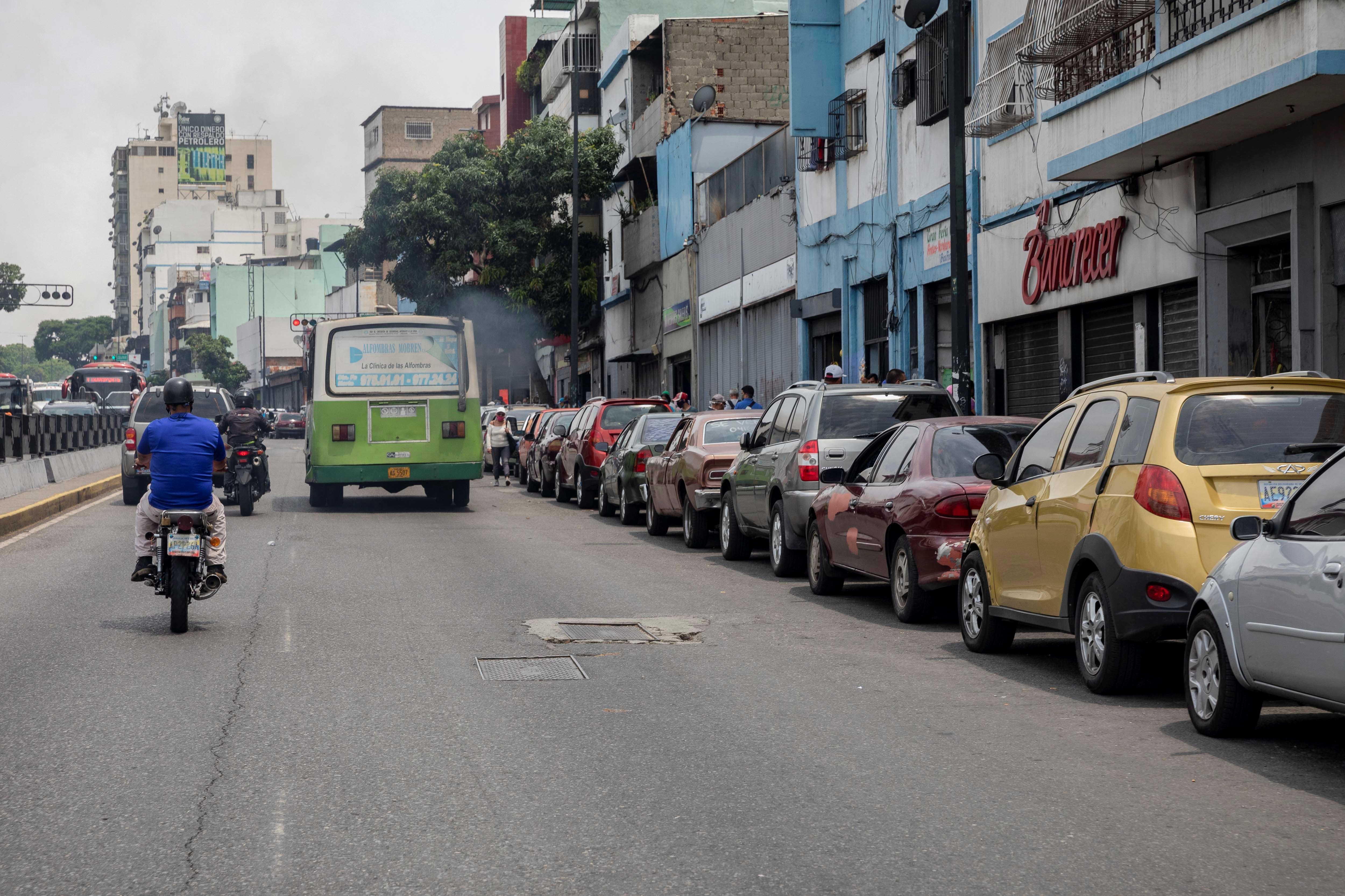 Conductores y transportistas venezolanos ya guardan la gasolina “solo para emergencias”