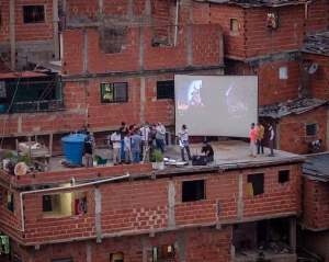 Tras la salida de DirecTv, montaron un “cine” en Petare para entretener a los vecinos (FOTOS)