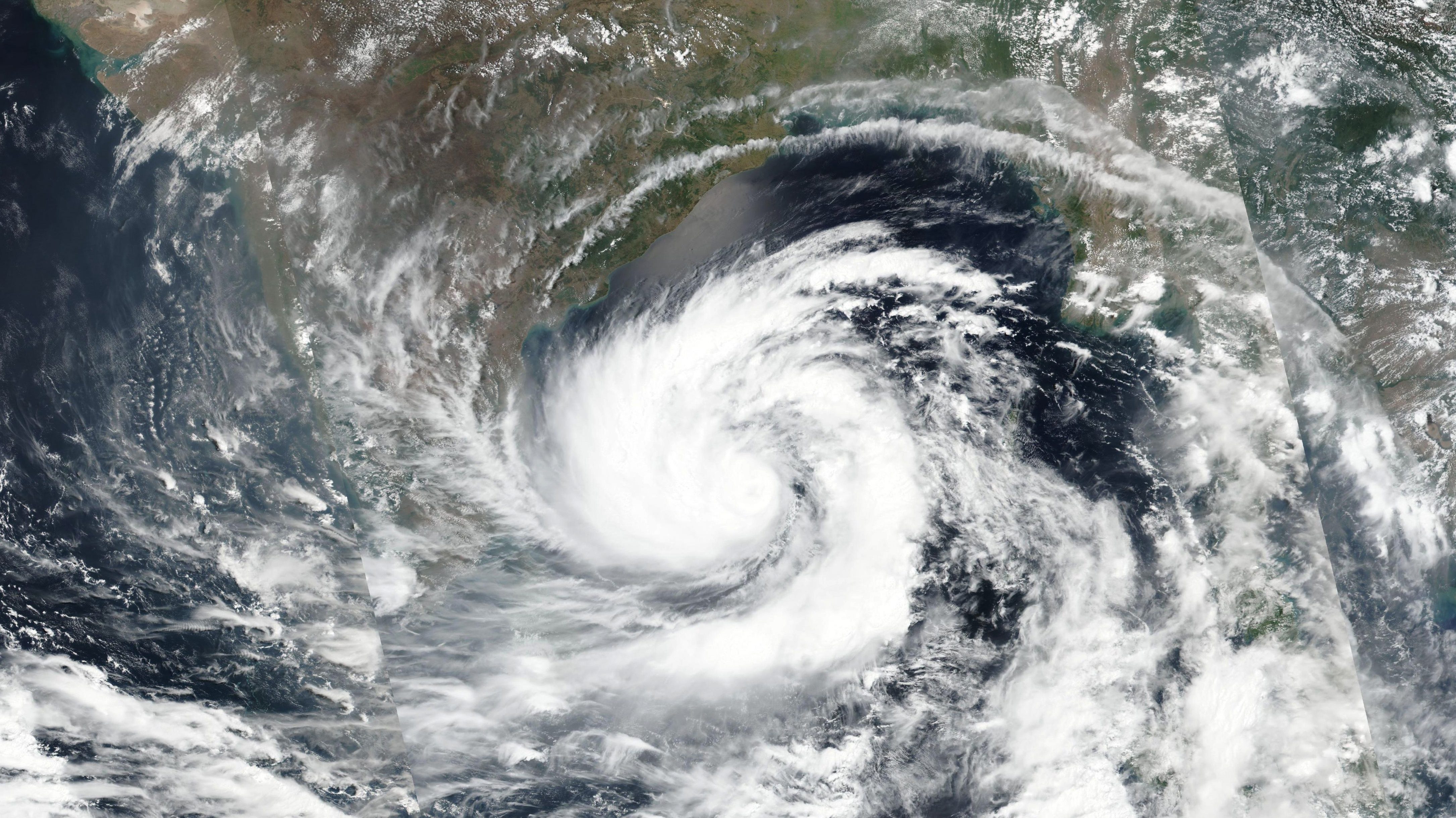 El ciclón Amphan alcanza la costa de India con vientos de 185 Km/h