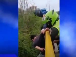 El dramático rescate de un joven que intentó saltar desde un puente en Cúcuta (VIDEO)