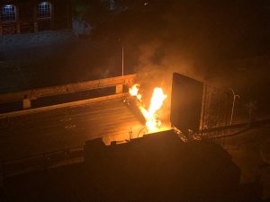 Gandola cargada con GLP explotó en la autopista Francisco Fajardo #23May (Fotos y Videos)