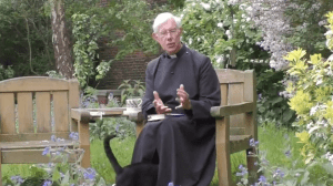 Sacerdote en pleno sermón fue interrumpido por su gato de una forma inusual (VIDEO)