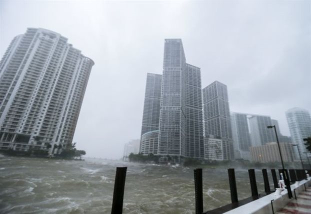 Complejo de apartamentos entre residencias inundadas por las lluvia en Miami