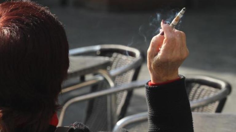 Los neumólogos alertan de que fumar en las terrazas aumenta el riesgo de contagio de Covid-19