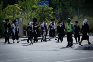 Policía cierra escuela judía con 100 alumnos violando cuarentena en Nueva York