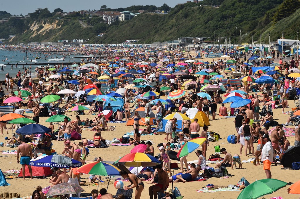 Las autoridades británicas piden prudencia ante playas atestadas de gente
