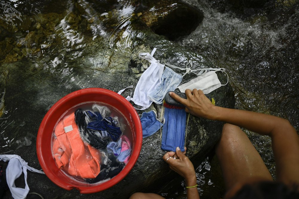Servicios de agua y electricidad siguen haciendo la vida de los venezolanos más complicada (Encuesta)