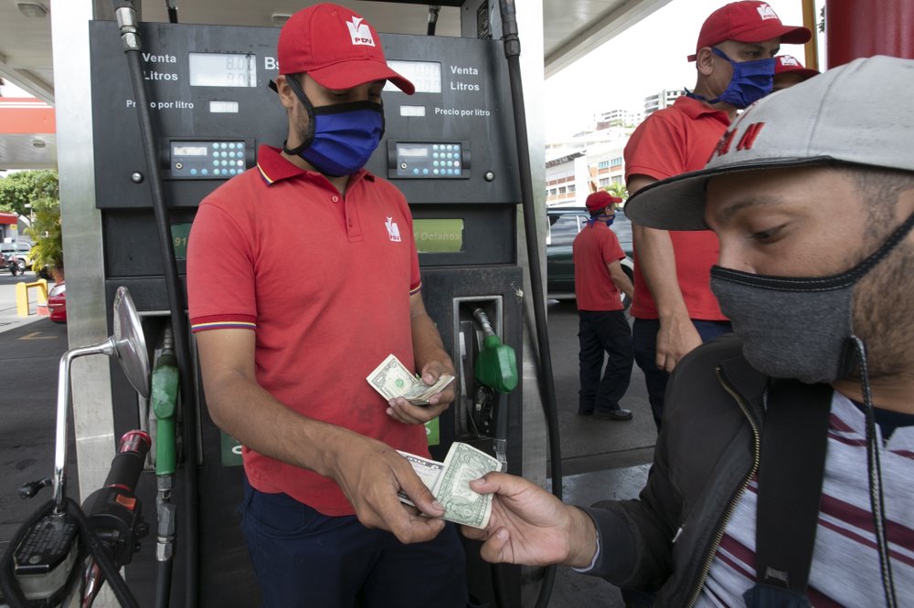 Venezuela levanta cuarentena ante temor del quiebre de empresas y coloca en marcha nuevo precio de combustible