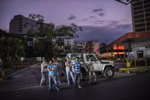 Bloomberg: Todo lo que se necesita es un soborno de 100 dólares para llenar el carro de gasolina en Caracas