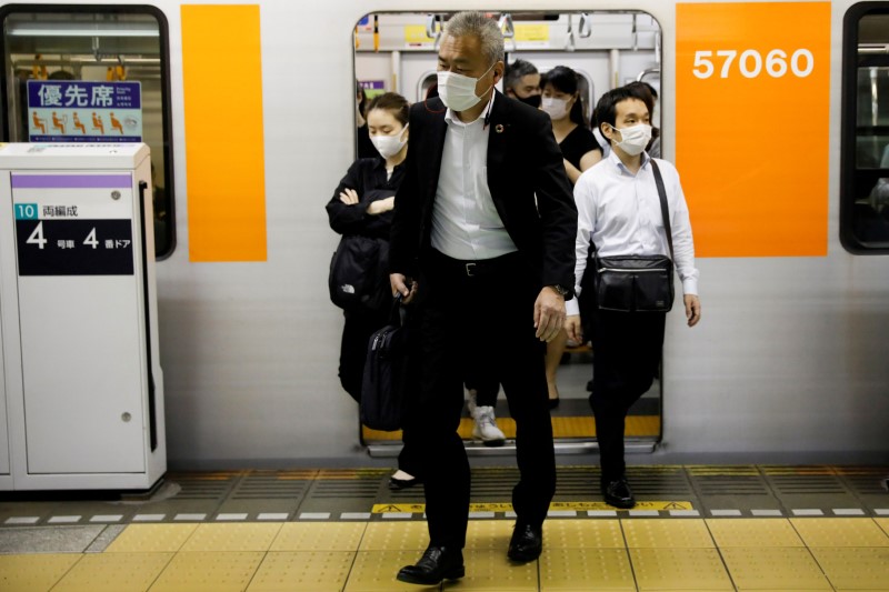Los trenes abarrotados en Japón alientan el temor a un rebrote de coronavirus