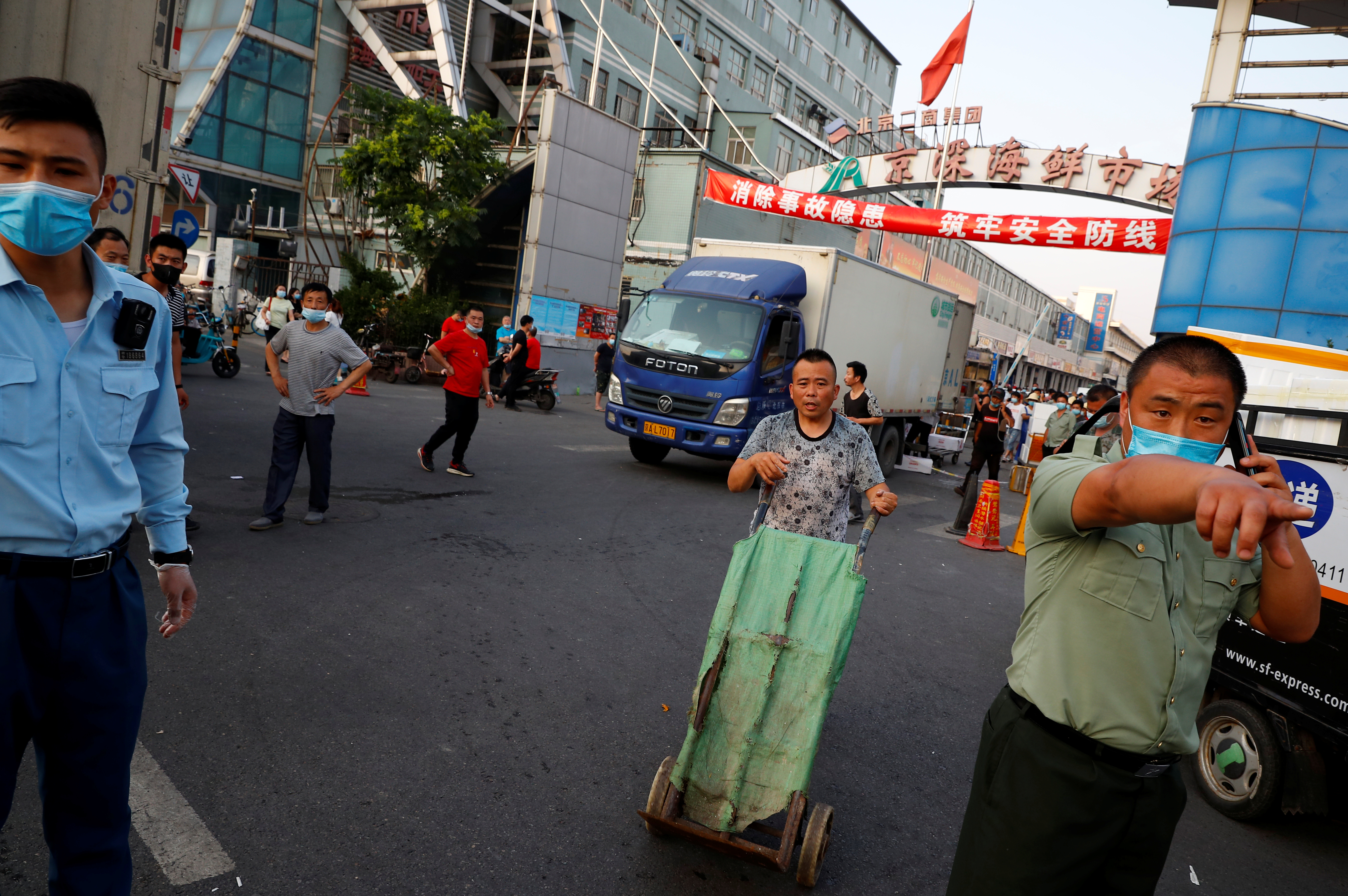 Pekín cierra seis mercados tras dos días de nuevos casos de Covid-19