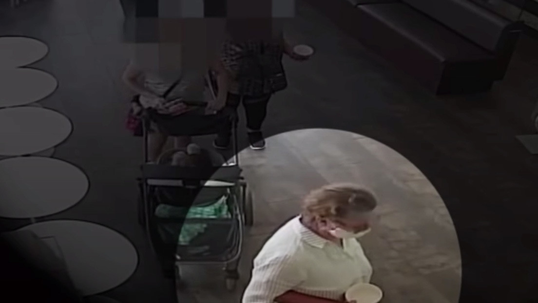 Mujer se quitó su mascarilla para toser en la cara de un bebé ¡a propósito! (VIDEO)