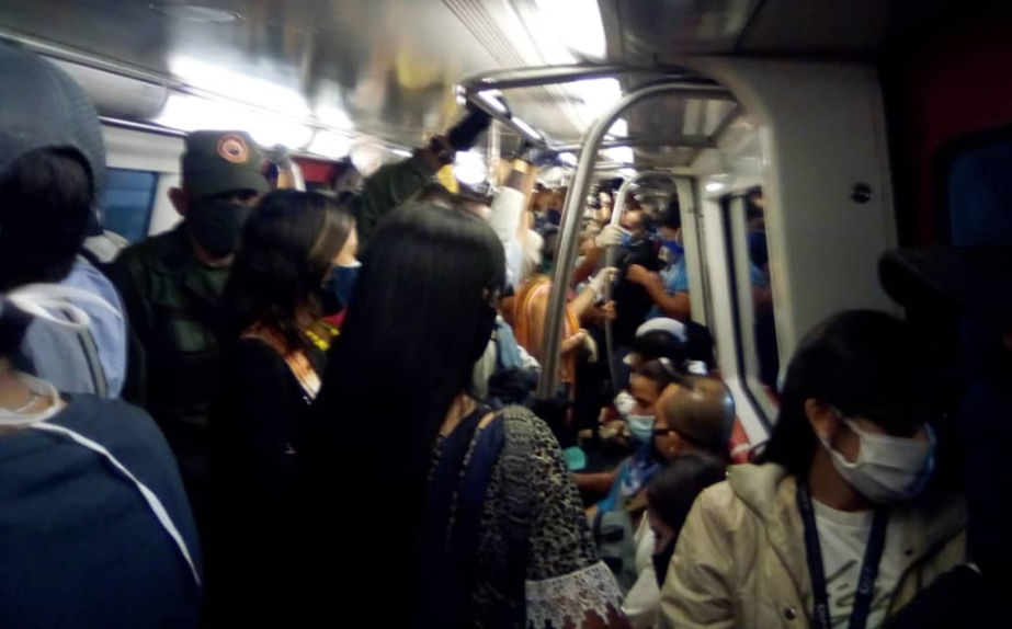 El “distanciamiento social” del caraqueño en el Metro de Caracas es nivel “sardinas en lata” (VIDEO)