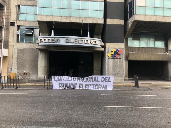 Estudiantes universitarios protestan en contra del nuevo “CNE” impuesto por el régimen de Maduro #15Jun (VIDEO)