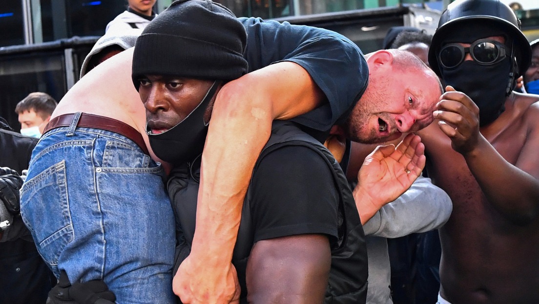 EN VIDEO: Un hombre negro rescata a un manifestante blanco herido de una multitud, cargando con él sobre sus hombros