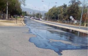 No hay gasolina, pero en las calles de Puerto La Cruz sobra petróleo derramado (FOTO)