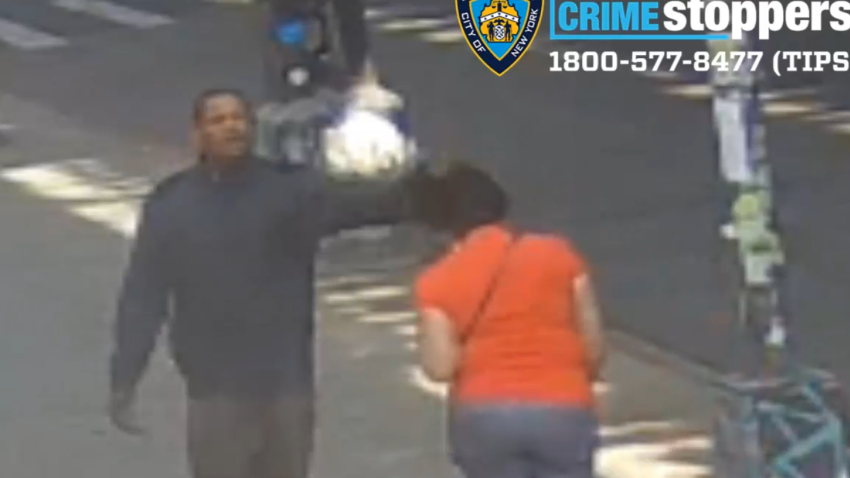 Buscan al fugitivo que golpeó a una anciana en plena calle de Nueva York