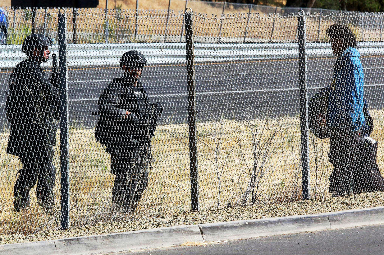 Los disparos en la cacería de policías en California conducen al cierre