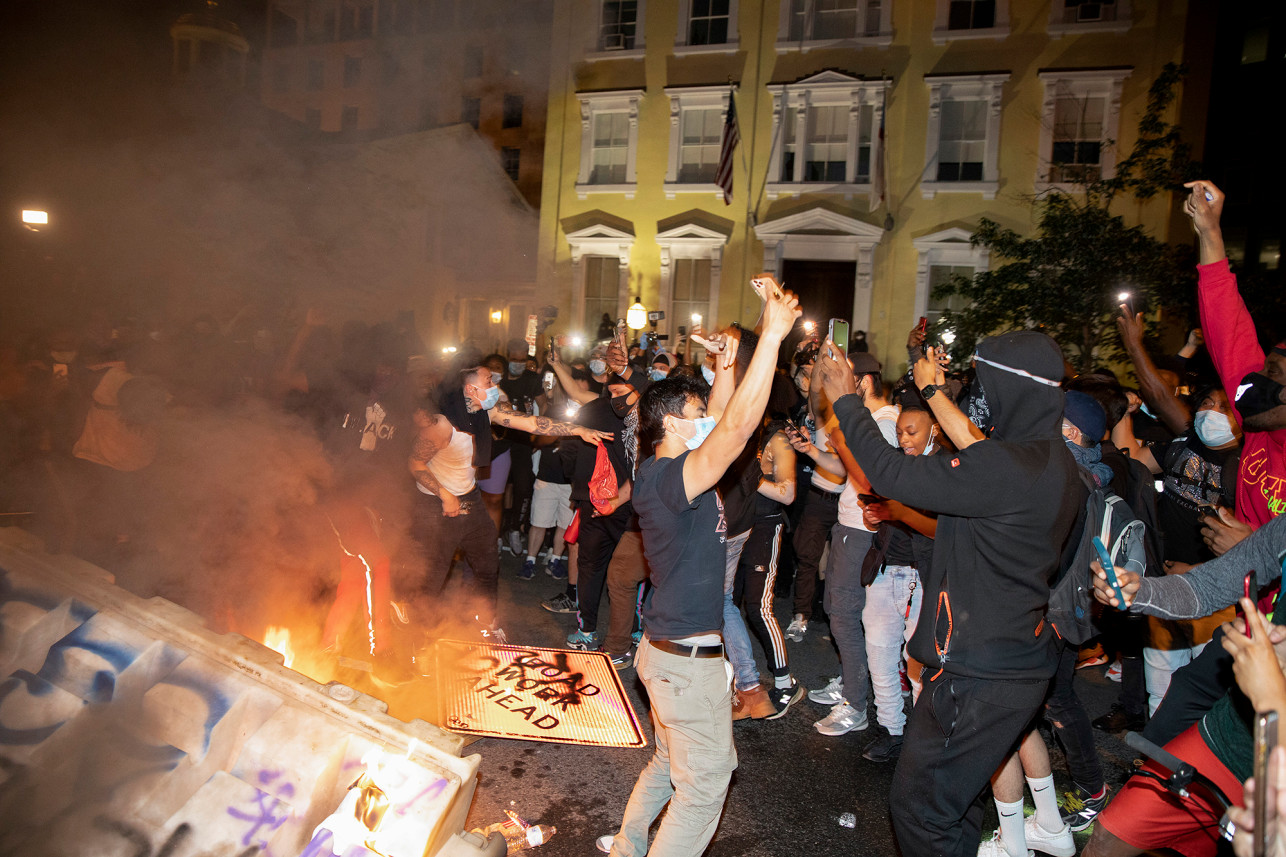 DC declara toque de queda tras incendio y saqueo provocado en la capital de la nación