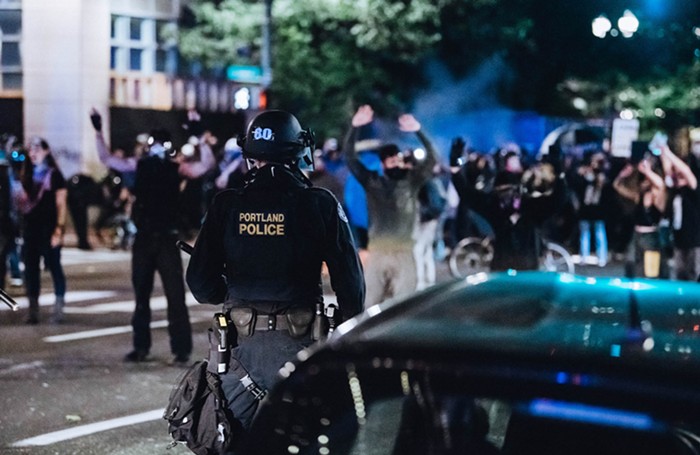 “Athena desnuda”: La manifestante que enfrentó de una forma inusual a policías en Portland