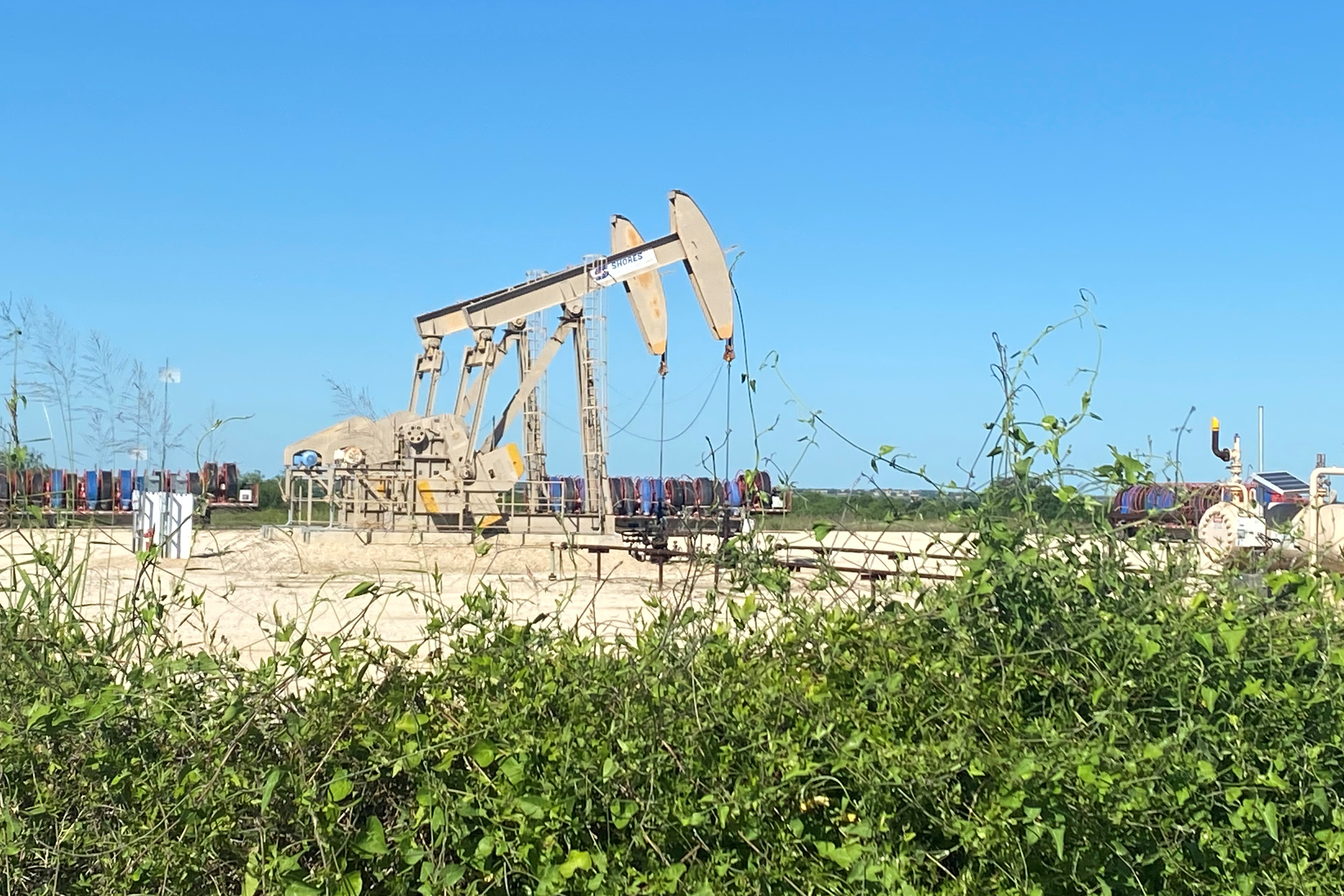 Precios del petróleo caen en medio de incertidumbre sobre demanda de combustible y alza de producción