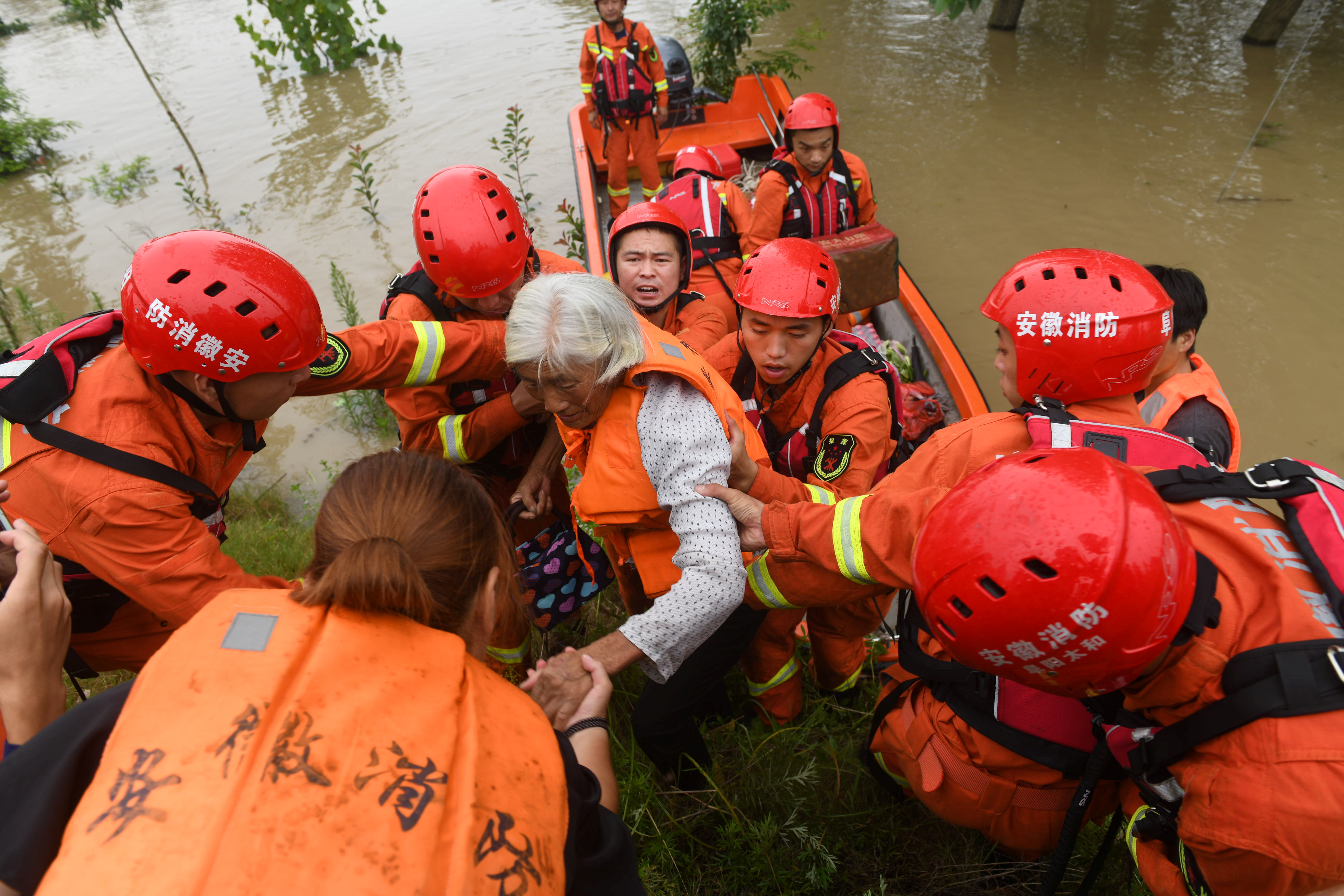 China evacua a miles de personas ante la amenaza de las inundaciones