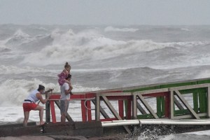 El huracán Hanna tocó tierra en Texas con vientos de hasta 145 km por hora