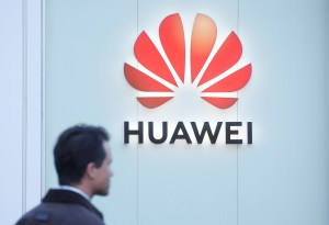 Brasil podría enfrentar “consecuencias” si da acceso a Huawei al 5G, dice embajador EEUU