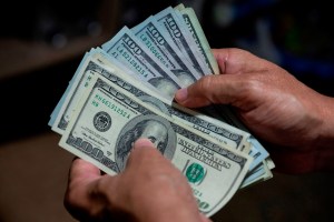 Estudio revela que alrededor de 11 millones de venezolanos viven con 100 dólares o menos al mes