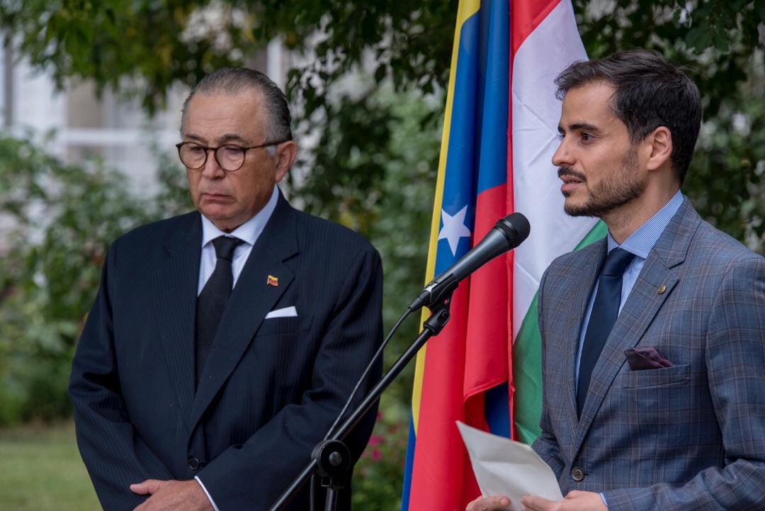 Embajada de Venezuela en Hungría rinde homenaje al Libertador y pide más presión para lograr el cese de la usurpación (FOTOS)