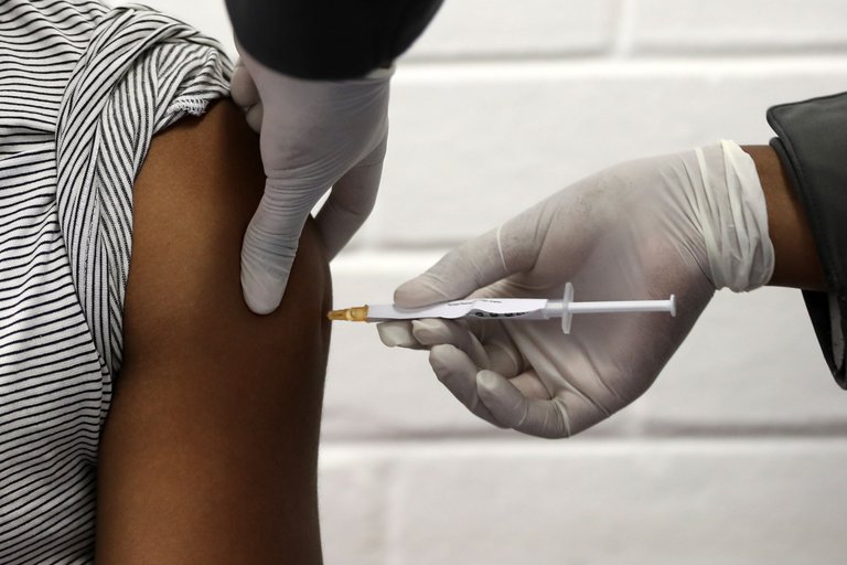 Estudio de Oxford proyectó efectividad del 76% de su vacuna en tres meses