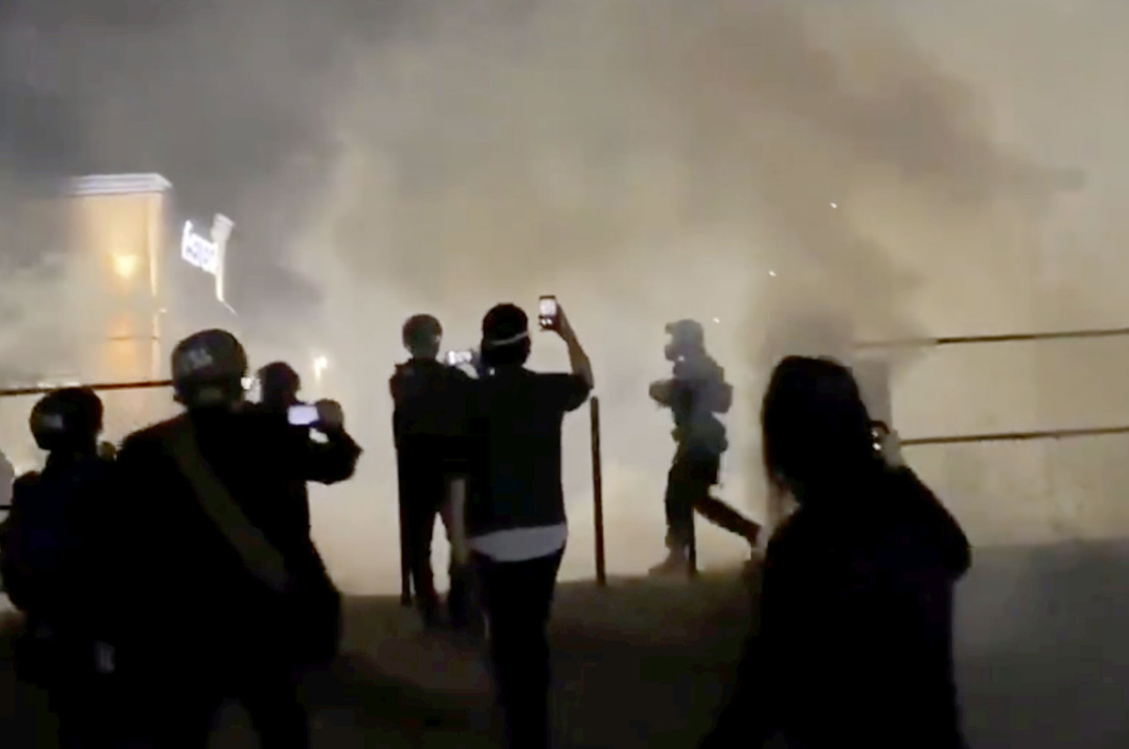 Disturbios en Portland con fuegos artificiales y gases lacrimógenos causaron estragos