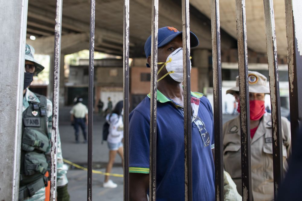 Bloomberg: Maduro limita las pruebas de Covid, luego reclama tasas bajas