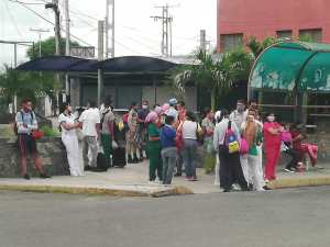 Personal del Hospital de San Carlos esperan transporte público sin distanciamiento social #20Jul (Fotos)