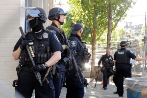 Al menos 12 policías heridos y edificios destruidos tras violentas protestas en Seattle