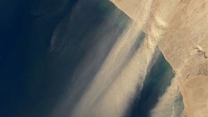Satélite de la Nasa captó una gran tormenta de polvo sobre el océano Atlántico (FOTO)
