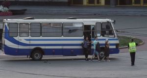 Detienen a secuestrador del autobús en Ucrania y liberan a los rehenes tras 12 horas de cautiverio
